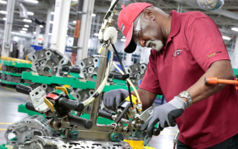 Seorang pekerja perakitan General Motors bekerja pada perakitan mesin V6, yang digunakan dalam berbagai mobil GM, truk dan crossover, di pabrik GM Romulus Powertrain di Romulus, Michigan, 21 Agustus 2019.  - REUTERS