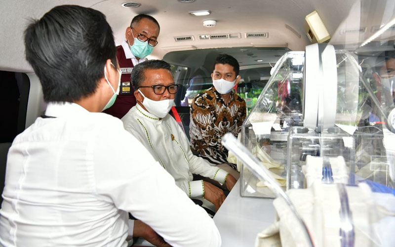 Gubernur Sulsel Nurdin Abdullah (duduk di tengah) dan Kepala Dinas Kesehatan Sulsel Ichsan Mustari saat berada di dalam mobil PCR Covid-19. Dua unit mobil PCR untuk Sulsel diresmikan pada Rabu 12 Agustus 2020. - Foto/Pemprov Sulsel