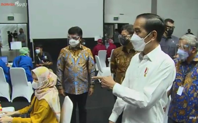 Presiden Joko Widodo meninjau langsung pelaksanaan vaksinasi Covid/19 kepada wartawan di Hall Basket Senayan, Jakarta, Kamis 25 Februari 2021 / Youtube Setpres