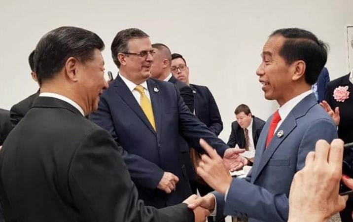 Presiden Joko Widodo (kanan) bersalaman dengan Presiden China  Xi Jinping menjelang sesi foto di sela-sela menghadiri KTT G20, di Osaka, Jepang, Jumat (28/6/2019).  Konferensi Tingkat Tinggi (KTT) G20 digelar pada tanggal 28-29 Juni 2019. - Setkab