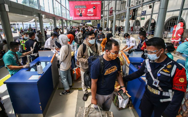 Ilustrasi - Penumpang antre untuk memasuki area peron di Stasiun Pasar Senen, Jakarta, Jumat (25/12/2020). - Antara 