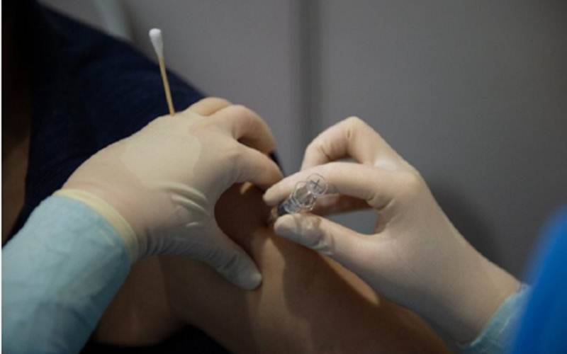 Petugas kesehatan di Beijing, China, sedang menyuntikkan vaksin inaktif Covid-19 kepada seorang warga yang termasuk kelompok berisiko tinggi, Sabtu (2/1/2021)./Antara - HO/Xinhua