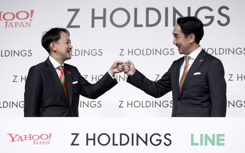 Co-chief executive officer Z Holdings Kentaro Kawabe (kiri), dan Takeshi Idezawa pada konferensi pers hari Senin (1/3/2021) di Tokyo.  - Bloomberg