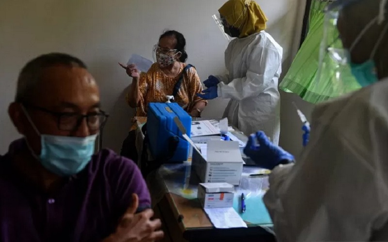 Petugas Puskesmas Kecamatan Cilandak bersiap menyuntikkan vaksin Covid-19 kepada lansia di SDN 04 Pagi Cilandak Barat, Jakarta Selatan, Selasa (23/2/2021). - Antara