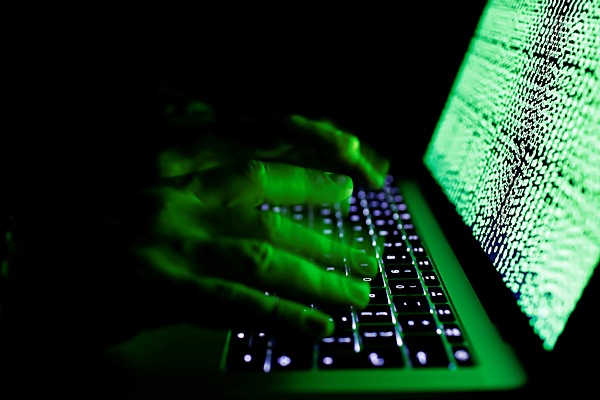 Ilustrasi pengguna sedang mengetik kode siber. - Reuters/Kacper Pempel