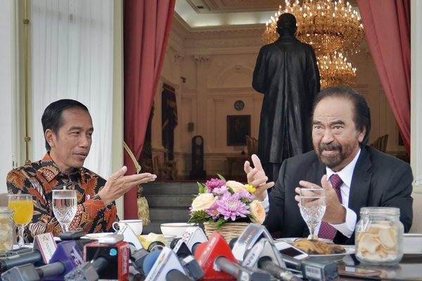 Presiden Joko Widodo (kiri) bertemu dengan Ketua Umum Partai NasDem Surya Paloh (kanan) di sela-sela jamuan makan pagi di beranda belakang Istana Merdeka, Jakarta, Selasa (22/11). - Antara/Yudhi Mahatma