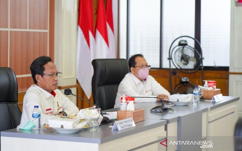 Ketua Tim Pelaksana Kajian UU ITE Sugeng Purnomo (kiri) saat menggelar rapat di Kantor Kemenko Polhukam, Jakarta, Rabu (24-2-2021). (ANTARA - HO/Humas Kemenko Polhukam)