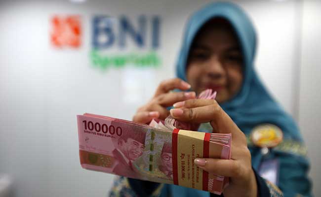 Karyawan menata uang Rupiah di kantor Bank BNI Syariah di Jakarta. Bisnis - Abdullah Azzam