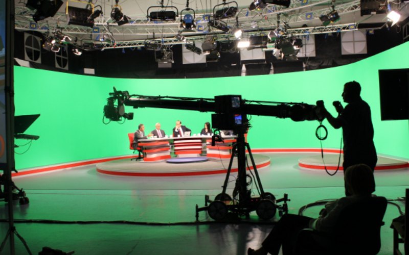 Proses syuting sebuah program televisi di salah satu stasiun TV yang dikelola PT Surya Citra Media Tbk. - scm.co.id