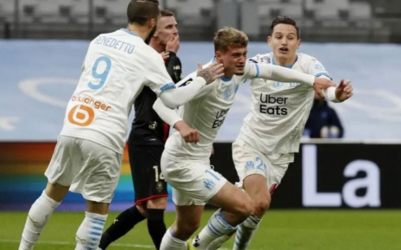 Para pemain Marseille merayakan gol penentu kemenangan atas Rennais./Antara - Reuters