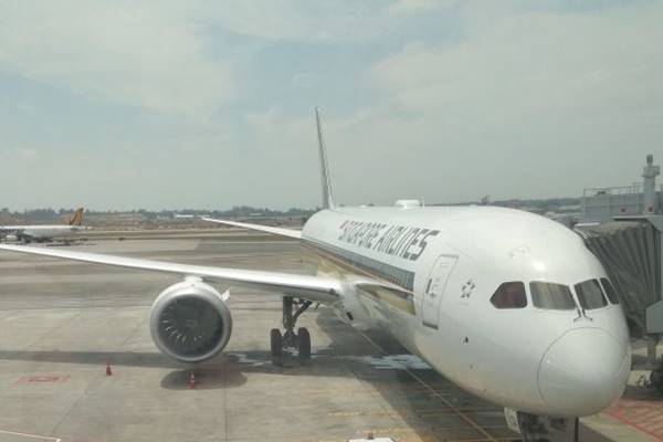 Pesawat Boeing 787-10 milik maskapai Singapore Airlines tiba di Bandar  Udara Changi Singapura, Rabu (28/3). Pesawat tersebut  produksi pabrik di North Charleston, South Carolina. - JIBI/Saeno Abdi