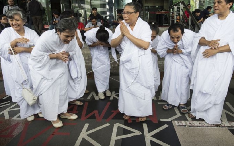Lia Aminnuddin atau Lia Eden (tengah) berdoa untuk KPK di halaman gedung KPK, Jakarta, Senin (16/2). Menurut pimpinan kelompok kepercayaan Eden tersebut hanya Tuhan yang bisa mengatasi persoalan KPK. - Antara