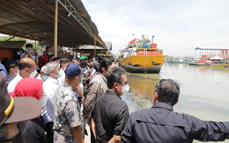 Menteri Kelautan dan Perikanan Sakti Wahyu Trenggono saat berkunjung ke Pantai Karangsong Kabupaten Indramayu. 