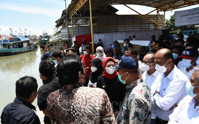 Situasi Kunjungan Menteri Kelautan dan Perikanan (KKP) Wahyu Trenggono ke Pelabuhan Karangsong, Kabupaten Indramayu, Jawa Barat, Minggu (14/3/2021). - Bisnis/Kim Baihaqi