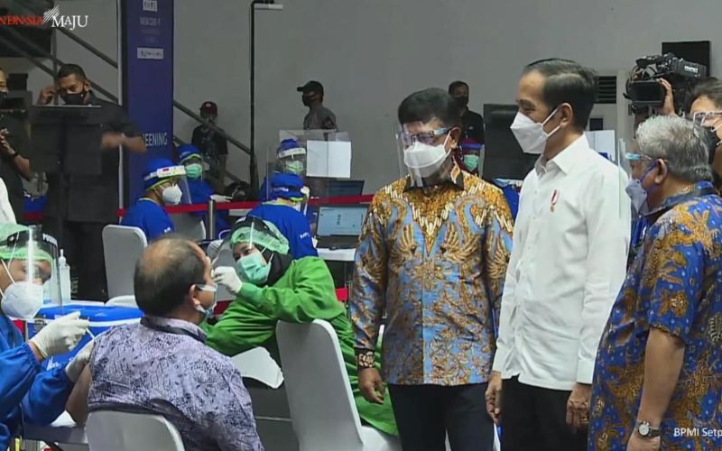 Presiden Joko Widodo meninjau langsung pelaksanaan vaksinasi Covid/19 kepada wartawan di Hall Basket Senayan, Jakarta, Kamis 25 Februari 2021 / Youtube Setpres
