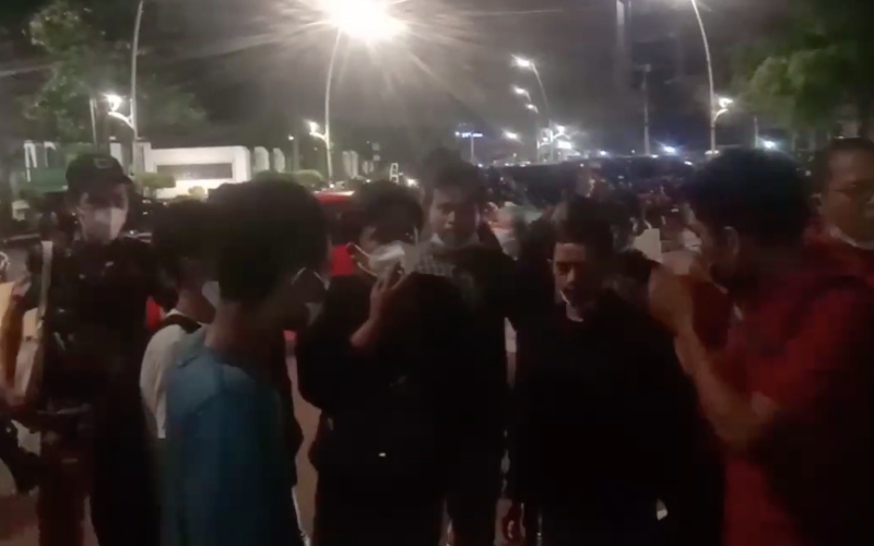 Kelompok mahasiswa yang mengklaim berasal dariUniversitas Krisnadwipayana (Unkris) tengah melakukan aksi protes di depan kantor DPP Demokrat - YouTube