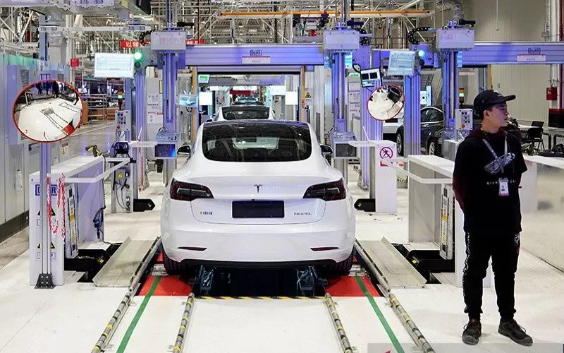 Dokumentasi - Mobil Tesla Model 3 buatan China saat proses pengiriman di pabriknya di Shanghai, China (7/1/2020).  - ANTARA/REUTERS