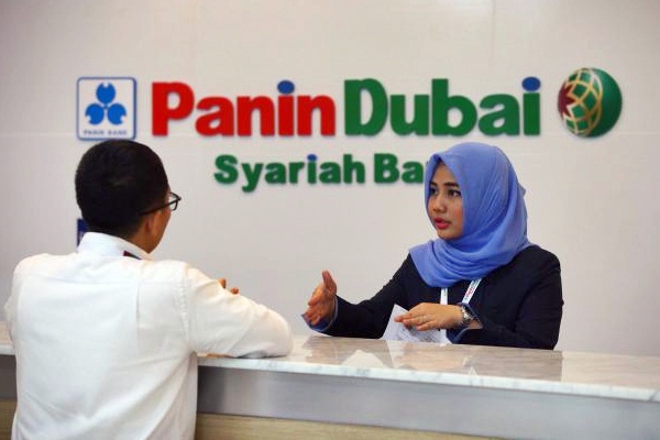 Karyawati melayani nasabah di kantor Bank Panin Dubai Syariah di Jakarta. - JIBI/Dwi Prasetya