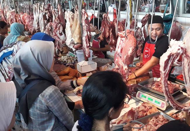 Pedagang daging sapi segar melayani konsumen, di  Pasar Modern, Serpong, Tangerang Selatan, Senin (2/6/2019). - Bisnis/Endang Muchtar