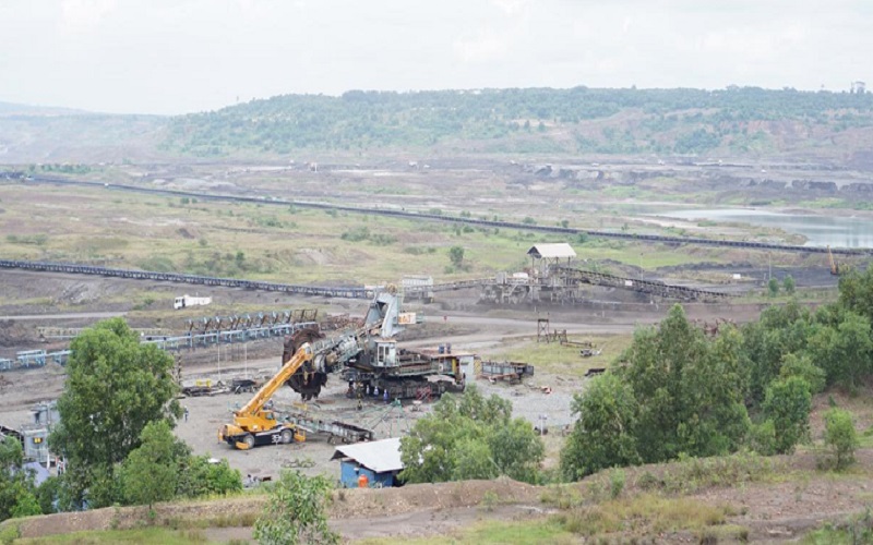 Proses mobilisasi batu bara dari ketinggian 15 meter - 20 meter di Anjungan Tambang Air Laya yang disediakan PT Bukit Asam Tbk. (PTBA)  -  Tim Jelajah Komoditas Bisnis Indonesia