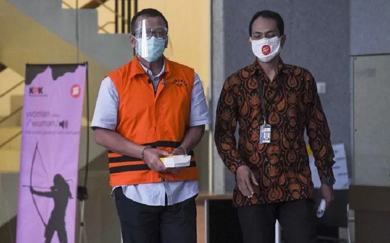 Mantan Menteri Perikanan dan Kelautan Edhy Prabowo (kiri) berjalan menuju mobil tahanan usai diperiksa di gedung KPK, Jakarta, Kamis (21/1/2021). - Antara\r\n