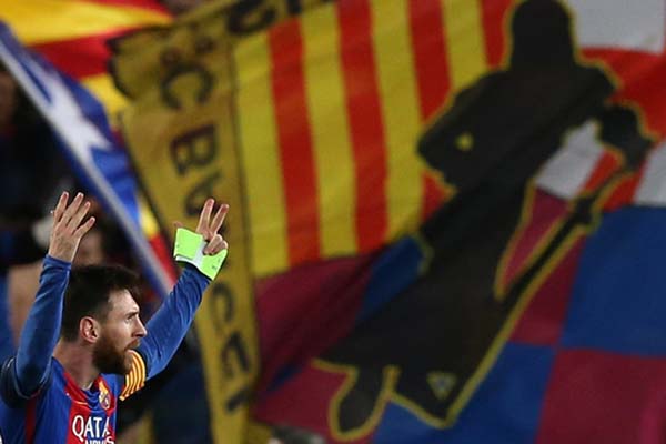 Lionel Messi, kapten Barcelona, berpotensi menjalani laga sulit kontra Real Sociedad. - Reuters