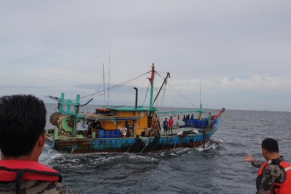 Petugas menangkap kapal ikan asing ilegal berbendera Malaysia di Selat Malaka, Selasa (18/6/2019) - dok. KKP