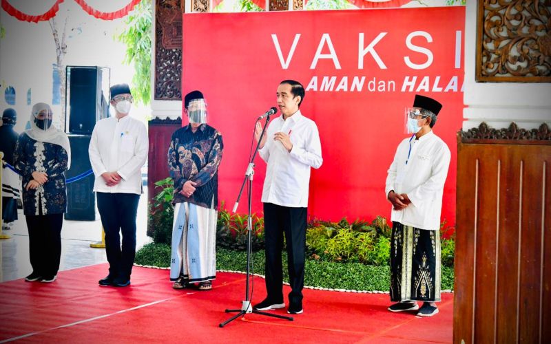 Disaksikan Jokowi, Ketua MUI Jatim Disuntik Vaksin AztraZeneca