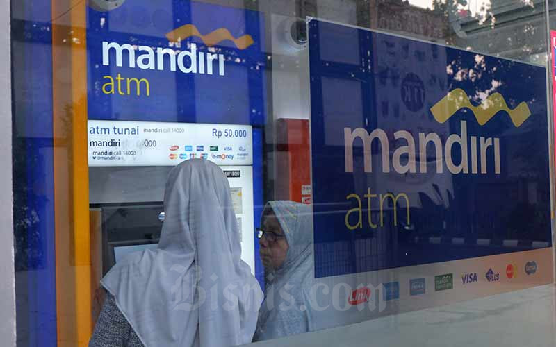 Nasabah melakukan transaksi elektronik lewat ATM Bank Mandiri di Jakarta, Senin (1/10/2019). Bisnis - Nurul Hidayat