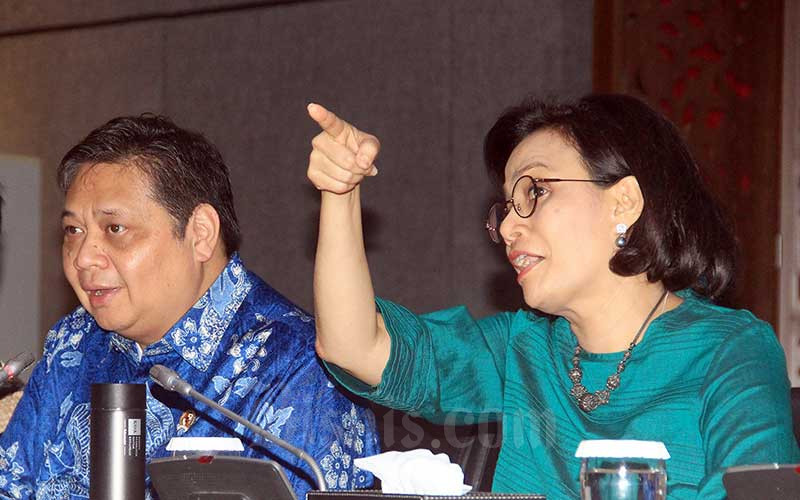 Menteri Keuangan Sri Mulyani Indrawati (kanan) bersama Menteri Koordinator Bidang Perekonomian Airlangga Hartarto memberikan keterangan pers mengenai penanganan dampak Covid-19 di Jakarta, Jumat (13/3/2020). Bisnis - Triawanda Tirta Aditya