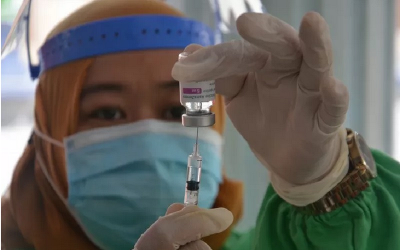 Ilustrasi: Juru vaksin menyiapkan vaksin AstraZeneca sebelum diberikan kepada warga di Kecamatan Kota Jombang, Kabupaten Jombang, Jawa Timur, Senin (22/3/2021). - Antara