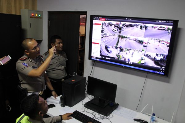 Petugas memantau layar yang menyajikan tampilan 10 kamera CCTV di enam wilayah Klaten di Mapolres Klaten, Senin (14/1/2019). - Bisnis/ Taufiq Sidik Prakoso