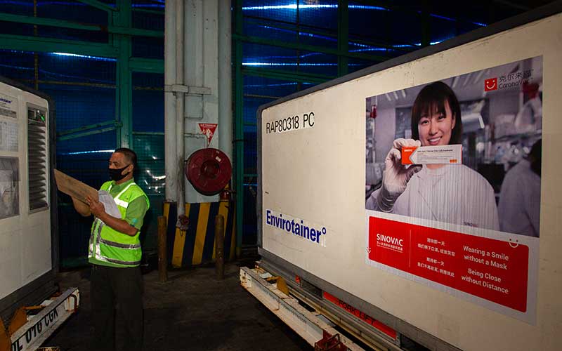 Petugas mengecek kontainer berisi vaksin Covid-19 saat tiba di Bandara Soekarno-Hatta, Tangerang, Banten, Minggu (6/12/2020). Sebanyak 1,2 juta dosis vaksin Covid-19 buatan perusahaan farmasi Sinovac, China, tiba di tanah air untuk selanjutnya akan diproses lebih lanjut ke Bio Farma selaku BUMN produsen vaksin. ANTARA FOTO - Dhemas Reviyanto