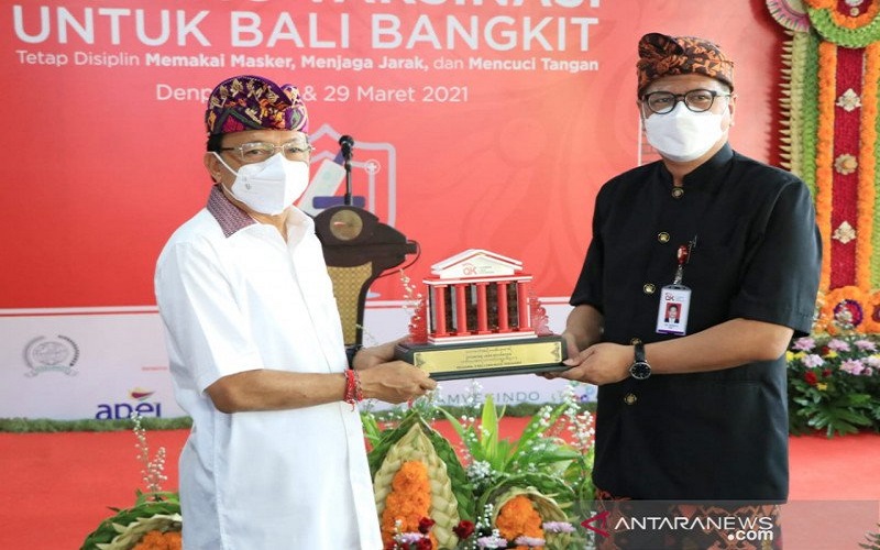 Gubernur Bali Wayan Koster meminta pemerintah pusat memberikan lebih banyak vaksin Covid-19 untuk mendorong pemulihan pariwisata  -  Antara