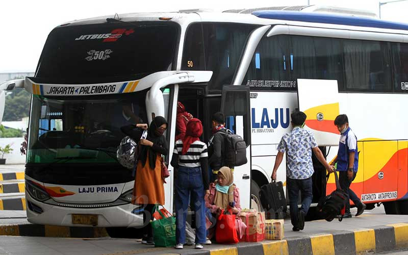 Calon penumpang berjalan menuju bus antarkota antarprovinsi (AKAP) di area pemberangkatan terminal Pulo Gebang, Jakarta, Selasa (21/4/2020). Bisnis - Arief Hermawan P