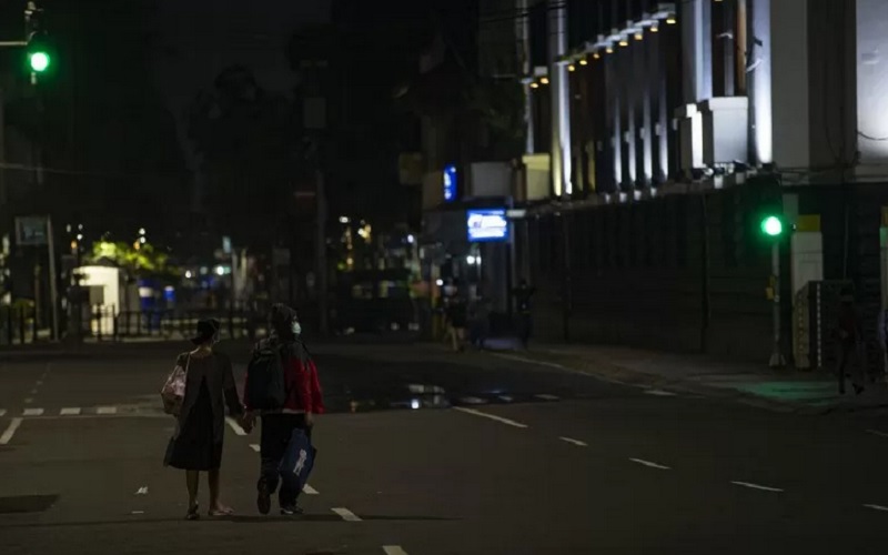 Warga berjalan melewati Jalan Pintu Besar Utara yang ditutup karena kebijakan Pemberlakuan Pembatasan Kegiatan Masyarakat (PPKM) di Kota Tua, Jakarta, Kamis (21/1/2021). - Antara\r\n