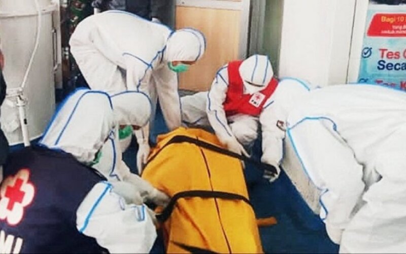 Petugas PMI Kotim menggunakan alat pelindung diri saat mengevakuasi jenazah Suwadji Badrus, seorang sopir yang meninggal dunia di atas KM Kirana III saat perjalanan dari Surabaya menuju Sampit, Jumat (26/3/2021). - Antara