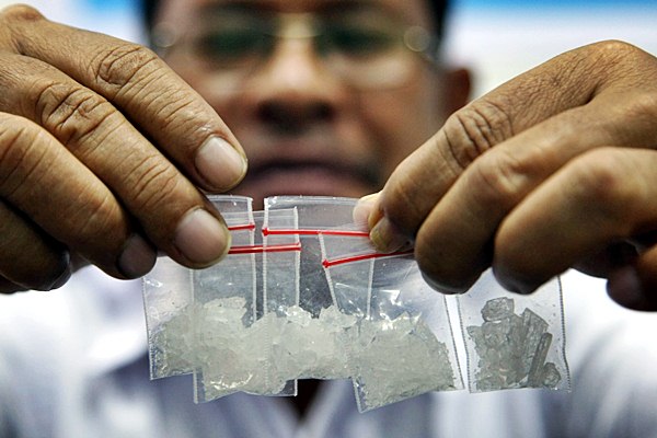 Ilustrasi - Petugas Badan Narkotika Nasional (BNN) Sulawesi Tenggara memerlihatkan barang bukti sabu-sabu. - Antara/Jojon