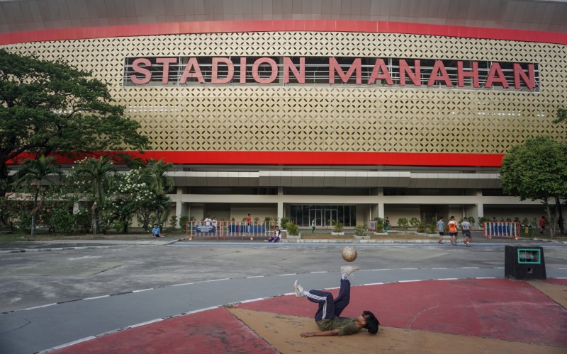 Warga berolahraga di kawasan Stadion Manahan, Solo, Jawa Tengah, Selasa (1/9/2020). Komplek Stadion Manahan kembali dibuka untuk aktifitas warga berolahraga setelah sebelumnya ditutup akibat Covid-19. - Antara / Mohammad Ayudha.