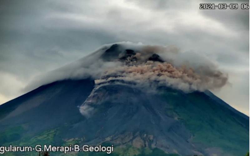 Gunung Merapi meluncurkan awan panas guguran pada Selasa (9/3) pagi./Antara/HO - BPPTKG