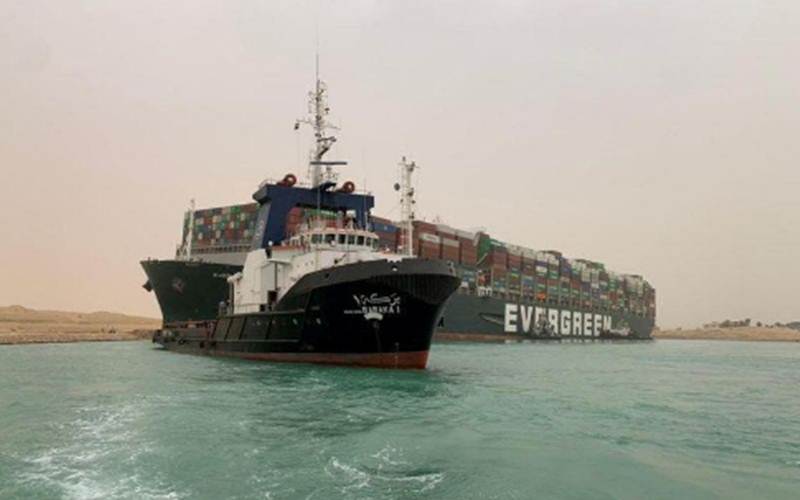 Sebuah kapal kontainer yang terkena angin kencang dan kandas tampak di Terusan Suez, Mesir 24 Maret 2021./Antara/SUEZ CANAL AUTHORITY - Handout via Reuters