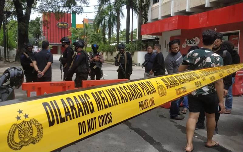 Polisi menutup akses jalan sekitar Gereja Katedral Makassar setelah terjadi ledakan, Minggu (28/3/2021). - Bisnis/Paulus Tandi Bone