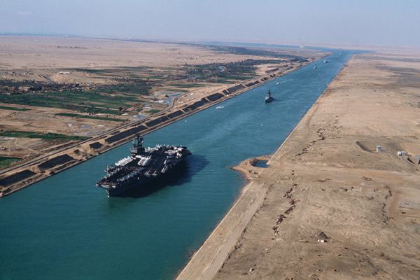 Kapal induk tengah melintas Terusan Suez - en.wikipedia.org