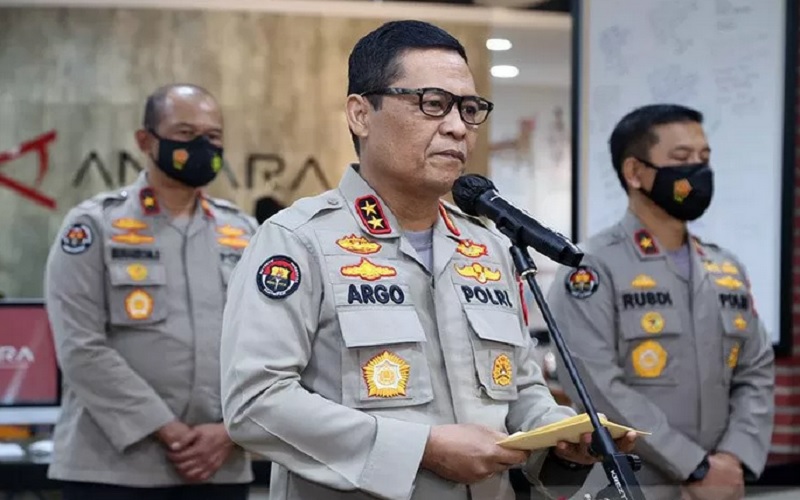 Kepala Divisi Humas Polri Irjen Pol Raden Prabowo Argo Yuwono (tengah). - Antara