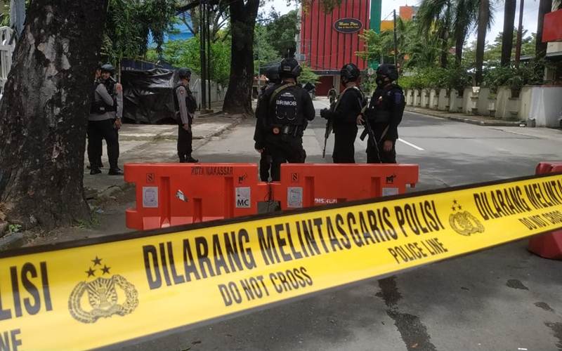 Polisi menutup akses sekitar Gereja Katedral Makassar setelah terjadi ledakan bom, Minggu (28/3/2021). - Bisnis/Paulus Tandi Bone