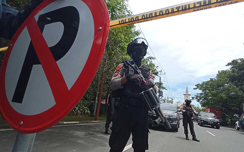 Petugas kepolisian berjaga di lokasi dugaan bom bunuh diri di depan Gereja Katedral Makassar, Sulawesi Selatan, Minggu (28/3/2021). ANTARA FOTO - Abriawan Abhe