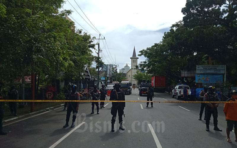 Penjagaan ketat dilakukan Polisi di sekitar lokasi aksi bom bunuh diri di Gereja Katedral, Jl Kajoalalido, Makassar, Minggu (28/3/2021). - Bisnis/Wahyu Susanto 