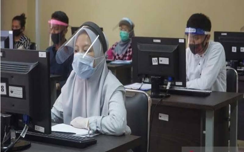 Pelaksanaan Ujian Tulis Berbasis Komputer (UTBK) di Universitas Tidar (Untidar) Magelang. - Antara\n\n