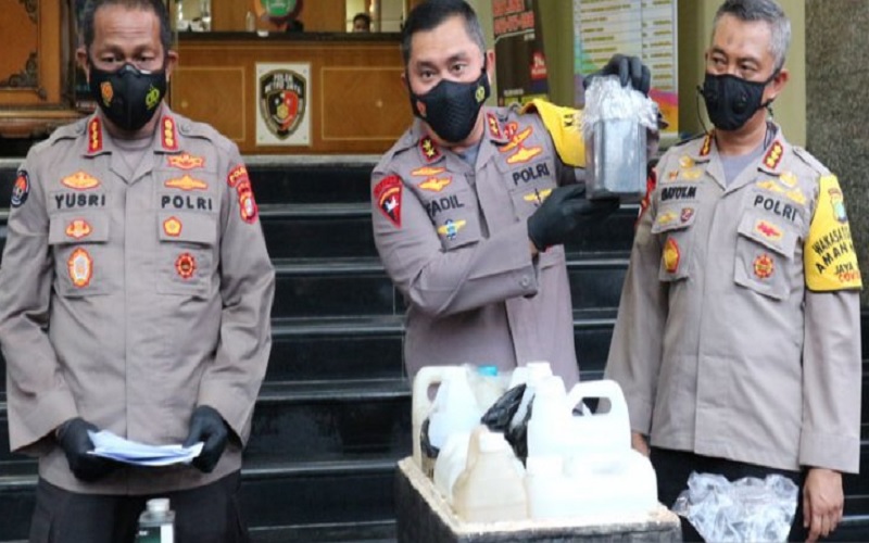 Kapolda Metro Jaya Irjen Pol Fadil Imran (tengah) memperlihatkan barang bukti penangkapan empat tersangka kasus terorisme di Mapolda Metro Jaya, Senin (29/3/2021). - Antara\r\n\r\n