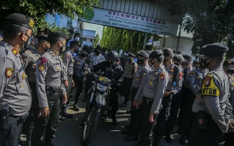 Petugas Kepolisian melakukan pengamanan saat berlangsungnya sidang lanjutan kasus pelanggaran protokol kesehatan dengan terdakwa Rizieq Shihab di kawasan Pengadilan Negeri (PN) Jakarta Timur, Jakarta, Jumat (26/3/2021). - Antara\r\n